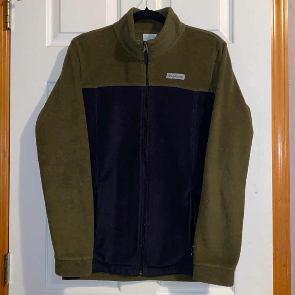Columbia Women’s Zip-up Jacket. Runs small, fits more like a Medium/Large.